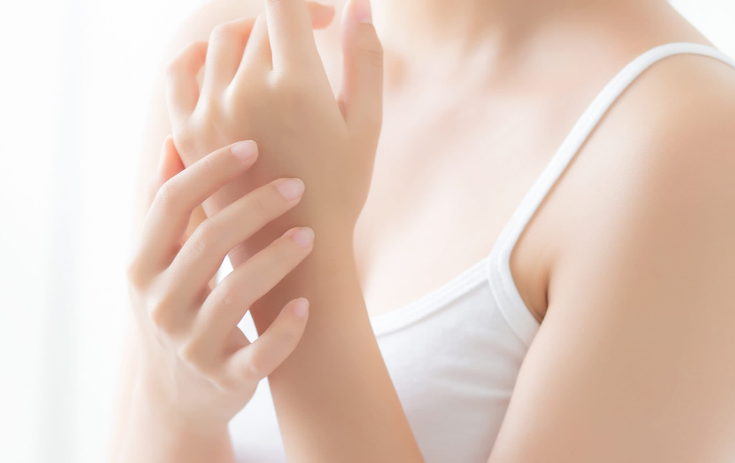 Beautiful closeup asian woman applying cream and treatment for s Hausarzt Praxis Söchtenau - Leistung - Dermatologie