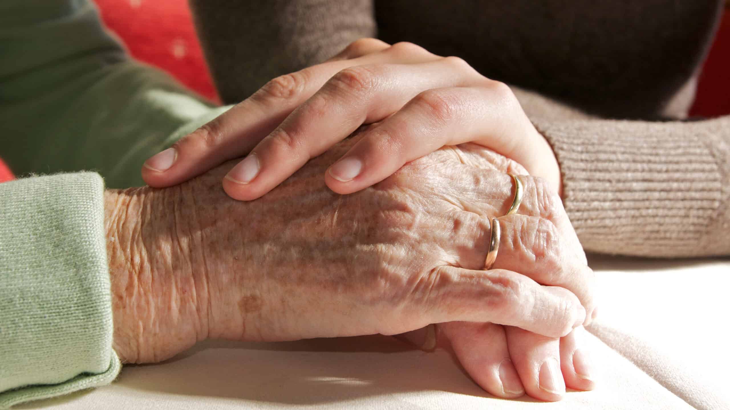 Tröstende Hände Hausarzt Praxis Söchtenau - Leistung - Pflege